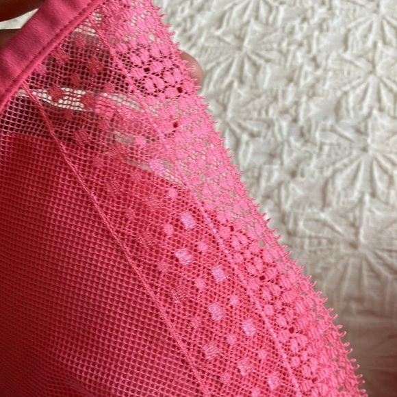 Pink Coral Victoria’s  Secret 32DDD plunge bra w/light padding & lace overlay. - Picture 9 of 10